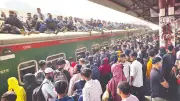 নির্বাচন ঘিরে রেলস্টেশনে বাড়িমুখী মানুষের ঢল, বিএনপি নেতাদের ভোটকেন্দ্র ও রাজনীতির দুই রূপ