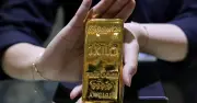 বিশ্বজুড়ে সোনার বাজারে নতুন উন্মাদনা: দাম চারগুণ বৃদ্ধি ও বিনিয়োগের সম্ভাবনা