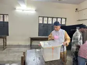 ৭৯ বছর বয়সে প্রথমবারের মতো ভোট দিলেন প্রবীণ প্রবাসী মাসুদুল আলম চৌধুরী