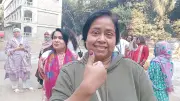 ৫২ বছর বয়সে প্রথমবারের মতো ভোট দিলেন বুশরা আহমেদ, উচ্ছ্বাসে আঙুলের কালি দেখালেন
