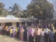 সীতাকুণ্ডের জঙ্গল সলিমপুরে নির্বাচনী দিনে শান্তিপূর্ণ পরিবেশ, নারী ভোটারদের দীর্ঘ লাইন