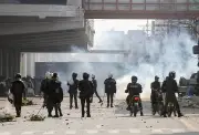 পাকিস্তানে পুলিশের বন্দুকযুদ্ধে ৯২৪ সন্দেহভাজন নিহত, লাহোরে টিএলপি বিক্ষোভে কাঁদানে গ্যাস