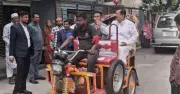 রাজশাহীতে রিকশায় চলাচল করছেন ভূমিমন্ত্রী মিজানুর রহমান মিনু, নিরাপত্তা প্রটোকল নেই
