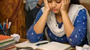 ১৪ বছরের মেয়ের পড়াশোনায় মনোযোগ কমে যাওয়া: মনোবিজ্ঞানীর পরামর্শ