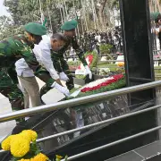 জাতীয় শহীদ সেনা দিবসে রাষ্ট্রপতি ও প্রধানমন্ত্রীর শ্রদ্ধা নিবেদন