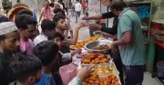 রমজানে রাজধানীর ফুটপাতের ইফতারি: নিম্ন আয়ের মানুষের ভরসা