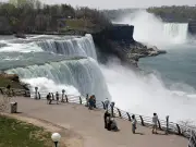 কানাডার বরফে মোড়া টরন্টো ও নায়াগ্রা জলপ্রপাতের মায়াবী অভিজ্ঞতা