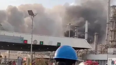 মধ্যপ্রাচ্যে উত্তেজনা: ইরানের হামলায় তেল শোধনাগারে কালো ধোঁয়া, যুক্তরাষ্ট্র-ইসরায়েলের পাল্টা আক্রমণ