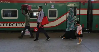 ঈদে বাড়ি ফেরার ট্রেন টিকিট বিক্রি শুরু করেছে বাংলাদেশ রেলওয়ে