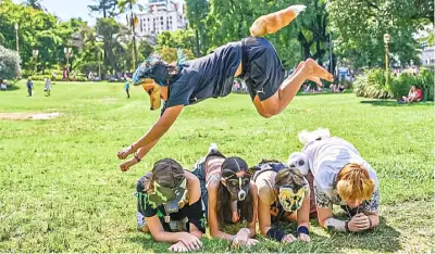 প্রাণীর মুখোশে কিশোর-কিশোরীদের জমায়েত: থেরিয়ানদের বৃহত্তম সমাবেশ আর্জেন্টিনায়