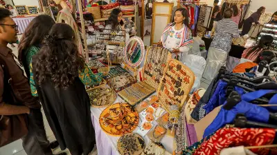 ঈদ ফিয়েস্তায় দেশীয় ফ্যাশনের মেলা: জামদানি থেকে নকশিকাঁথা, গয়না ও খাবারের সমাহার