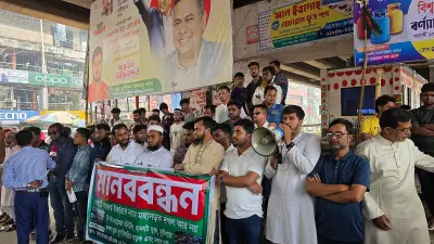 গাজীপুরের শ্রীপুরে মহাসড়কের লেন দখল করে বাজার ইজারা দেওয়ার প্রতিবাদে মানববন্ধন অনুষ্ঠিত