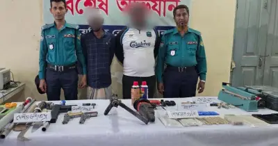 চট্টগ্রামে সিএমপির অভিযানে বিদেশি পলাতক সন্ত্রাসীর দুই সহযোগী গ্রেফতার, বিপুল অস্ত্র-মাদক উদ্ধার