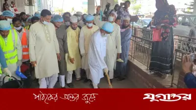 সাতক্ষীরা মেডিকেলে এমপি আবদুল খালেকের ঝাড়ু দিয়ে পরিষ্কার-পরিচ্ছন্নতা অভিযান