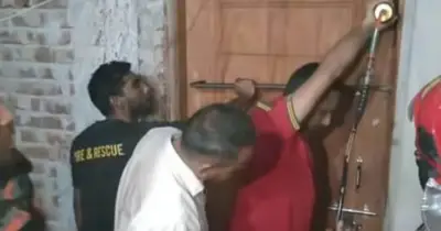 ময়মনসিংহে ১২ ঘণ্টা ঘুমন্ত কলেজছাত্রকে দরজা ভেঙে উদ্ধার ফায়ার সার্ভিসের