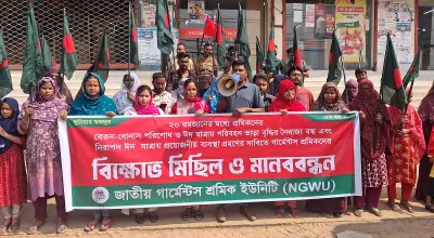 ঈদযাত্রায় অতিরিক্ত ভাড়া বন্ধ ও বেতন-বোনাস পরিশোধের দাবিতে সাভারে গার্মেন্টস শ্রমিকদের বিক্ষোভ