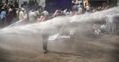 সম্মিলিত ইসলামী ব্যাংকের আমানতকারীদের মানববন্ধন, লাঠিচার্জ ও জলকামানের মুখে প্রতিবাদ