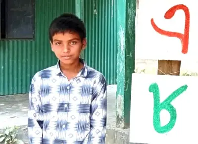 দারিদ্র্যের মাঝে স্বপ্নের আলো: চরের মেধাবী পলাশের চিকিৎসক হওয়ার লড়াই