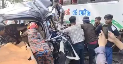 বরিশালে বাস-মাইক্রোবাস সংঘর্ষে নিহত ২, আহত ৩, ড্রাইভার পলাতক