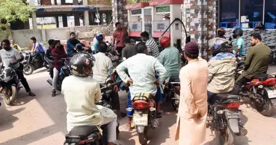 রাজশাহীতে জ্বালানি সংকট: বাইকারদের দীর্ঘ লাইনে ফিলিং স্টেশনগুলোর হিমশিম অবস্থা