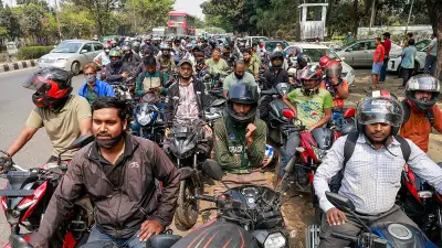 জ্বালানি সংকটে রাজধানীতে মোটরসাইকেলচালকদের দীর্ঘ অপেক্ষা ও বিশৃঙ্খলা