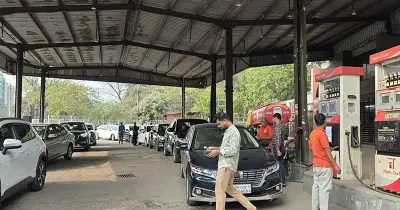 মধ্যপ্রাচ্য যুদ্ধের প্রভাবে তেল কেনার ভিড়, মন্ত্রী বললেন: মজুদ যথেষ্ট, দুটি জাহাজ আসছে