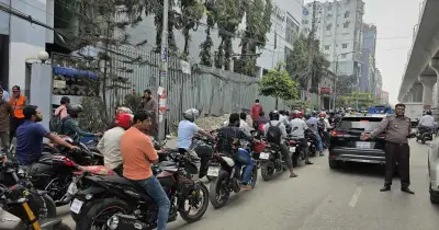 মধ্যপ্রাচ্য যুদ্ধের প্রভাবে ঢাকার পেট্রোল পাম্পে তেল সংকট, ভোগান্তিতে নগরবাসী