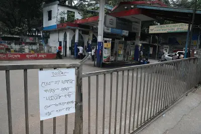 রাজধানীর পাম্পে তেল সংকট: মোটরসাইকেল ও প্রাইভেট গাড়ির চালকদের দীর্ঘ অপেক্ষা