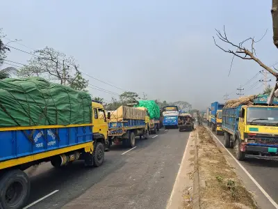 কুমিল্লার চান্দিনায় বকেয়া বেতন ও ঈদ বোনাসের দাবিতে পোশাক শ্রমিকদের মহাসড়ক অবরোধ, ১৫ কিলোমিটার যানজট