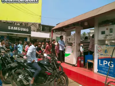 রাঙামাটিতে জ্বালানি তেল সংকট: ফিলিং স্টেশনগুলোতে বিক্রি বন্ধ, মোটরসাইকেল ও নৌযান চালকরা বিপাকে