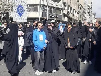 ইরানের রাজধানীতে যুদ্ধবিমানের হামলার মধ্যেও জনজীবন স্বাভাবিক, শোকসভায় প্রতিশোধের প্রত্যয়