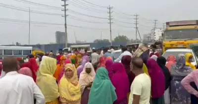 রূপগঞ্জে বেতন-বোনাসের দাবিতে গার্মেন্ট শ্রমিকদের মহাসড়ক অবরোধ, যানজটে বিপর্যয়