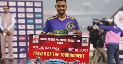 শরিফুল ইসলামের মহতী উদ্যোগ: বিপিএল পুরস্কারের অর্থ মাঠকর্মীদের হাতে তুলে দিলেন