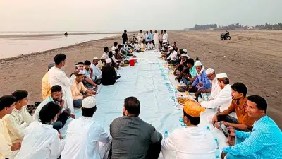 কক্সবাজার সৈকতে সূর্যাস্তের ছায়ায় ইফতার, পর্যটকদের মিলছে প্রশান্তির মুহূর্ত