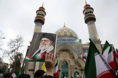 তেহরানে যুক্তরাষ্ট্র-ইসরায়েল বিরোধী বিক্ষোভে খামেনির ছবি উত্তোলন, ইরাকের অতীত স্মরণে সতর্কতা