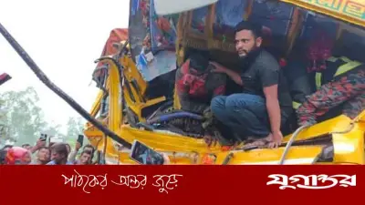 রংপুরের তারাগঞ্জে দুই ট্রাকের মুখোমুখি সংঘর্ষে দুই চালকের মৃত্যু, হেলপার আহত