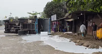 চট্টগ্রামের সীতাকুণ্ডে ফেভিকল কোম্পানির কাঁচামালবাহী ভ্যান উল্টে যাওয়ার ঘটনা