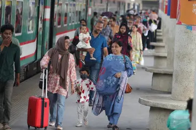 ঈদযাত্রা শুরু: চট্টগ্রাম থেকে গ্রামের পথে যাত্রীদের ঢল, আগাম ছুটির সুযোগ নিচ্ছেন অনেকে