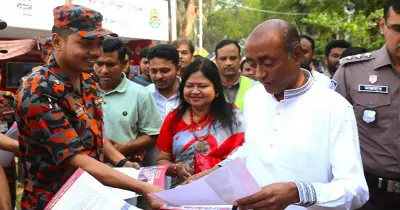 অমর একুশে বইমেলায় ফায়ার সার্ভিসের সচেতনতামূলক লিফলেট বিতরণ