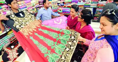 ঈদ কেনাকাটায় পুরান ঢাকায় উৎসবের আমেজ, দেশি-বিদেশি পোশাকে চাহিদা বাড়ছে