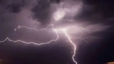 বজ্রপাতে দুই প্রাণহানি, নদ্দার আগুন নিয়ন্ত্রণে, বিদ্যুৎ বন্ধের এলাকা ঘোষণা