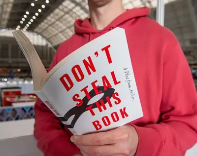 এআই-এর বিরুদ্ধে লেখকদের অভিনব প্রতিবাদ: 'ডোন্ট স্টিল দিস বুক' প্রকাশ