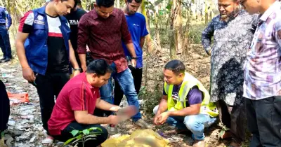 পাবনার ঈশ্বরদীতে পুলিশের অভিযানে ময়লার স্তূপ থেকে উদ্ধার দুটি আগ্নেয়াস্ত্র ও সাত রাউন্ড গুলি