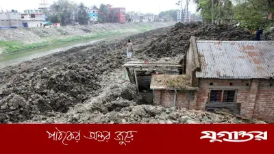 যশোরে চিত্রা নদী খননের মাটি সরেনি, আতঙ্কে নদীপাড়ের মানুষ