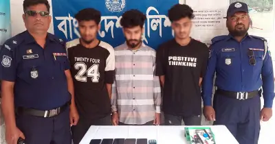 রাজশাহীর বাঘায় ভুয়া ফেসবুক আইডি দিয়ে প্রতারণা: তিন যুবক গ্রেপ্তার, মোবাইল ও ইয়াবা উদ্ধার