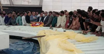 পাঁচ সিটি করপোরেশনের প্রশাসকদের শ্রদ্ধা: জিয়া ও খালেদা জিয়ার কবরে ফুল