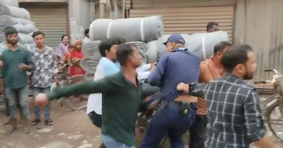 নারায়ণগঞ্জে মাদকবিরোধী অভিযানে দুই পুলিশ সদস্য মারধরের শিকার, দুজন আটক