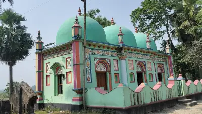 সিরাজগঞ্জের বারুহাঁসে দেড় শ বছরের ঐতিহ্যবাহী চৌধুরীবাড়ি মসজিদ