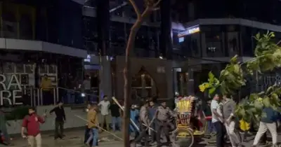 উত্তরায় রিকশাচালক হত্যার গুজবে শপিং কমপ্লেক্স ভাঙচুর, পুলিশ-বিক্ষুব্ধদের সংঘর্ষ