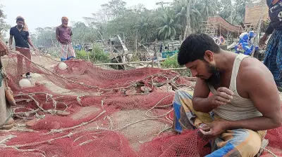 ডিজেল সংকটে দক্ষিণাঞ্চলের মৎস্য খাত বিপর্যয়: শত শত ট্রলার সাগরে যেতে পারছে না